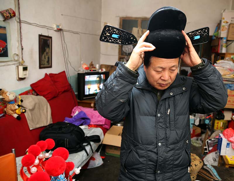 Han Xiaoli, artesano de 55 años, residente en Xi'an, capital de la provincia de Shaanxi, es toda una autoridad en la confección de 100 tipos de sombreros que se utilizan como parte del vestuario de la ópera Qinqiang. [Foto: Huo Yan/ Chinadaily.com.cn]