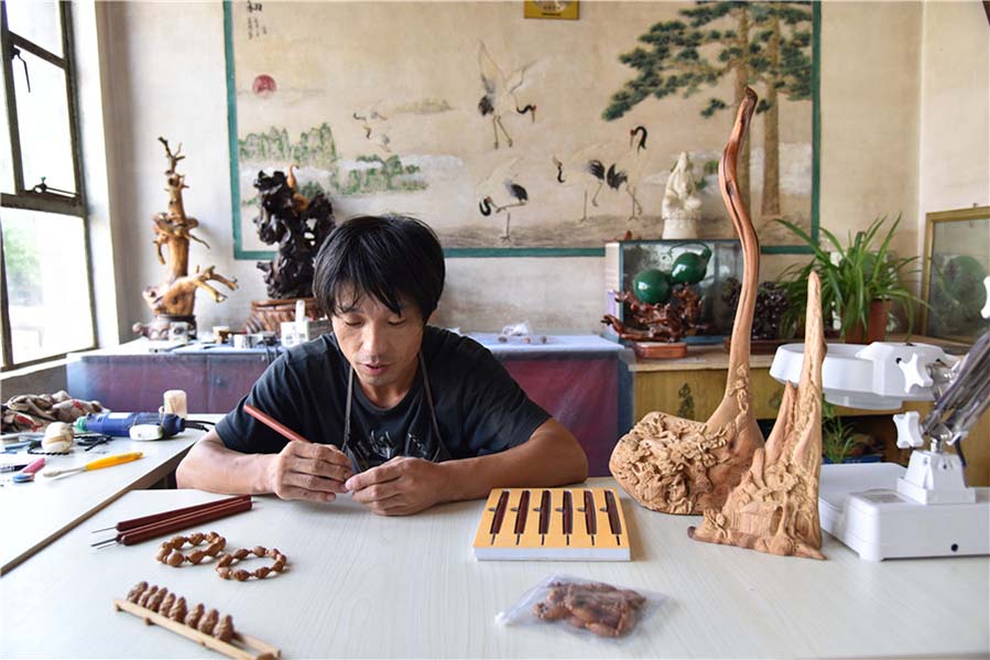 El artesano Zhu Haiyang trabajando en su casa, septiembre del 2017. [Foto: Qian Lei/ Chinadaily.com.cn]
