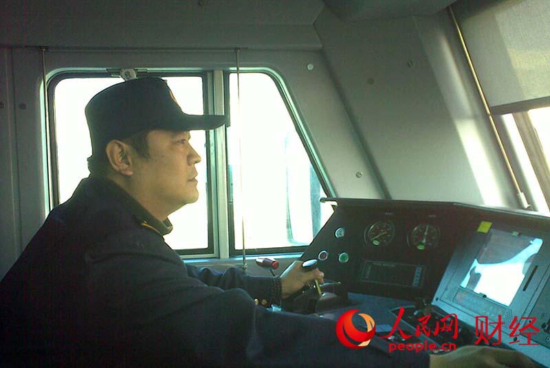 Han Junjia conduce una locomotora eléctrica. (Foto de archivo)
