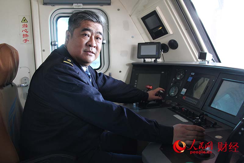 Han Junjia en una locomotora eléctrica. (Por Li Nanhua, Pueblo en Línea)