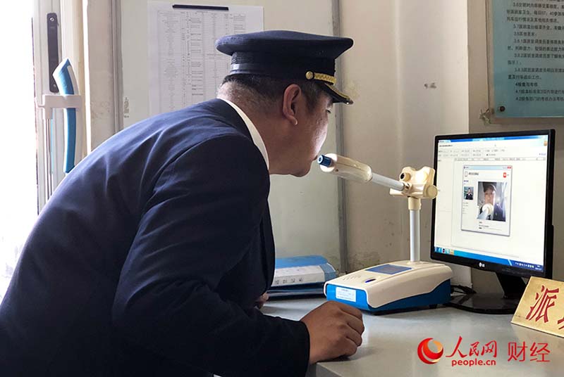 Han Junjia se somete una prueba de alcoholemia antes de ocupar su puesto (Por Li Nanhua, Pueblo en Línea)