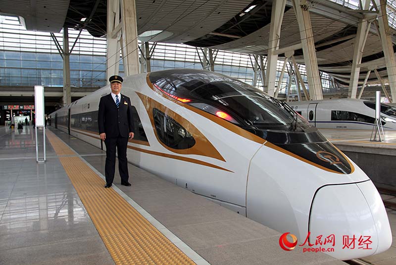 Han Junjia junto a un tren Fuxing de la serie Golden Phoenix CR400BF. (Foto de Li Nanhua, Pueblo en Línea)