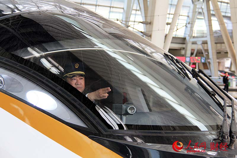 Han Junjia en la cabina del conductor de un tren de alta velocidad Fuxing. (Por Yang Lan, Pueblo en Línea)