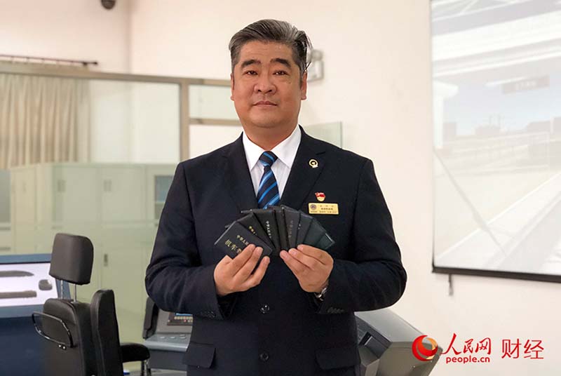 Han Junjia muestra sus licencia de conducir locomotoras (Por Li Nanhua, Pueblo en Línea)