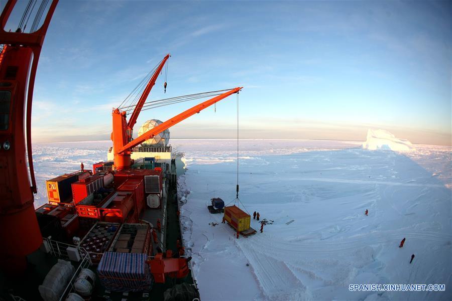 Rompehielos de investigación Xuelong de China en la Antártida