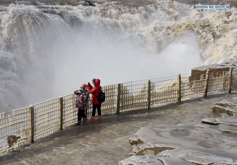 Impresionante paisaje invernal en la cascada de Hukou