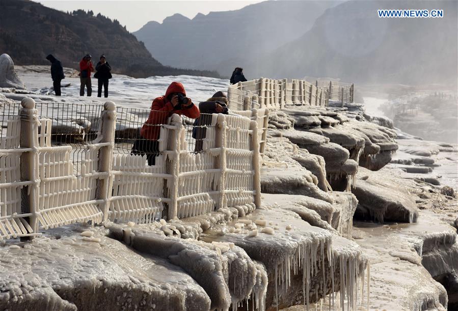 Impresionante paisaje invernal en la cascada de Hukou