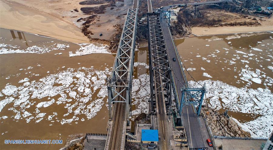 Se registran trozos de hielo flotando a lo largo del Río Amarillo en Hejin