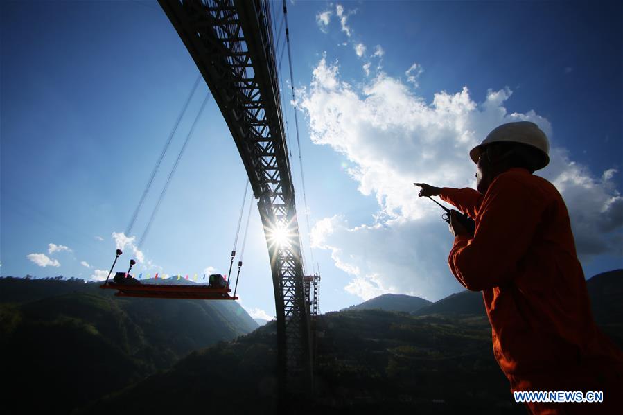 Los constructores chinos han construido el arco más largo del mundo en un puente ferroviario: 490 metros. Este puente es un proyecto clave del ferrocarril Dali-Ruili de 220 kilómetros de largo, sección clave del corredor ferroviario internacional China-Myanmar que une a Kunming, la capital provincial de Yunnan, con Yangon, en Myanmar. 9 de diciembre del 2018. (Foto: Xinhua)