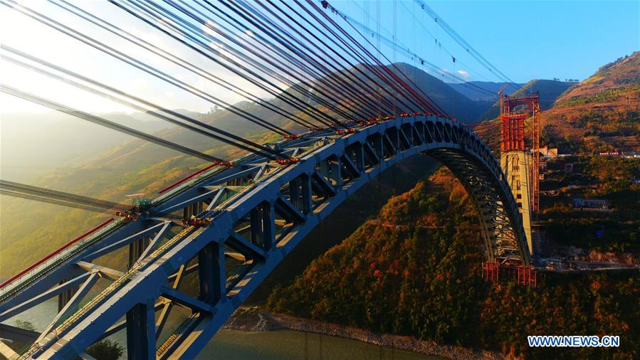 Los constructores chinos han construido el arco más largo del mundo en un puente ferroviario: 490 metros. Este puente es un proyecto clave del ferrocarril Dali-Ruili de 220 kilómetros de largo, sección clave del corredor ferroviario internacional China-Myanmar que une a Kunming, la capital provincial de Yunnan, con Yangon, en Myanmar. 9 de diciembre del 2018. (Foto: Xinhua)
