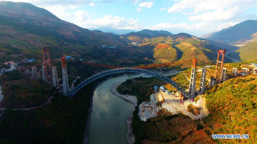 Los constructores chinos han construido el puente ferroviario en arco más largo del mundo. Este puente es un proyecto clave del ferrocarril Dali-Ruili de 220 kilómetros de largo, sección clave del corredor ferroviario internacional China-Myanmar que une a Kunming, la capital provincial de Yunnan, con Yangon, en Myanmar. 9 de diciembre del 2018. (Foto: Xinhua)