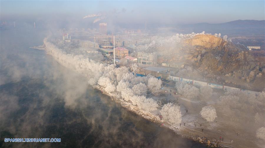 Jilin: Turistas observan el paisaje escarchado a la orilla del Río Songhuajiang
