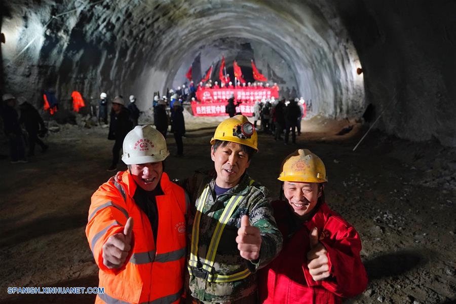 Cavan a través del túnel Nuevo Badaling de la vía de tren de alta velocidad Beijing-Zhangjiakou