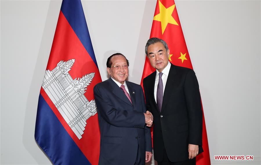 Consejero de Estado chino discute con vicepremier de Camboya cooperación en Franja y Ruta