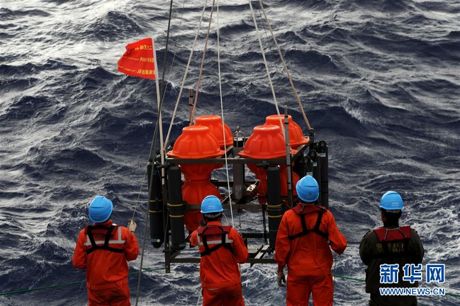 Los miembros del equipo colocan el robot marino "Rainbow Fish" a bordo del "Shen Kuo" (Foto tomada el 15 de diciembre).