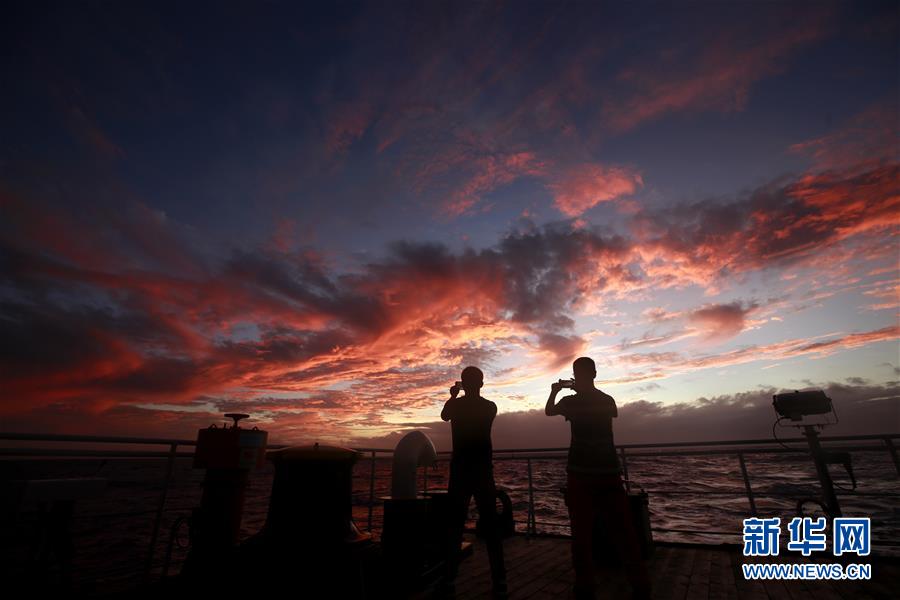 Puesta del sol sobre el Abismo Challenger en la Fosa de las Marianas (Foto del 14 de diciembre).