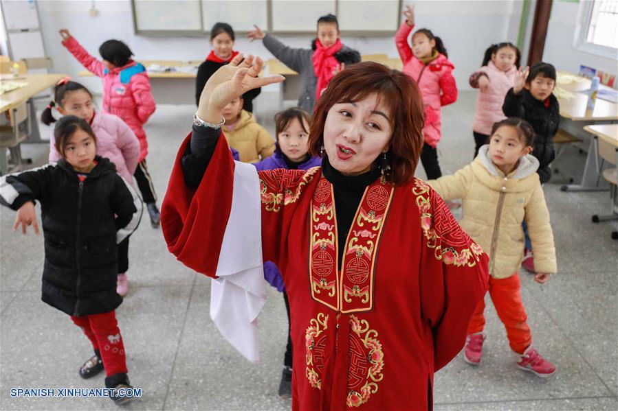 Intérpretes enseñan a estudiantes ópera Huangmei para promover la ópera tradicional