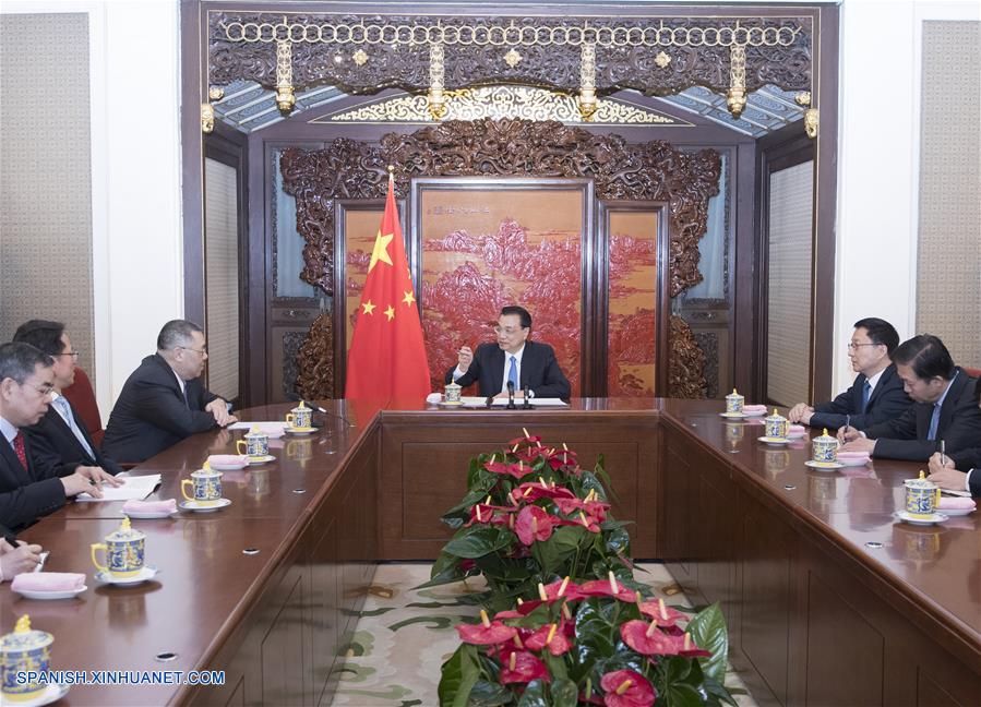Li Keqiang se reúne con jefe ejecutivo de RAE de Macao