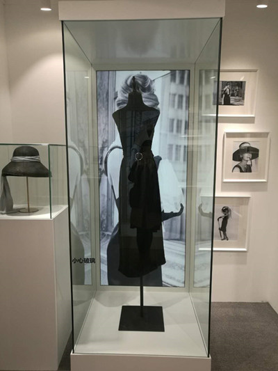 Una réplica del vestido negro de Audrey Hepburn, que la ayudó a convertirse en un ícono de la moda en la película, "Breakfast at Tiffany's", se exhibe en la exhibición. [Foto / China.org.cn]