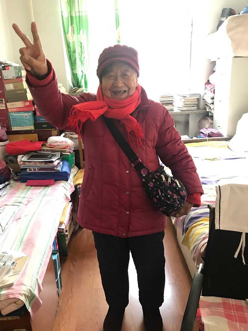 Zhang Ying, de 93 años, se prepara para caminar por Harbin, capital de la provincia de Heilongjiang, 14 de diciembre del 2018. [Foto: Wang Kun/ Chinadaily.com.cn]