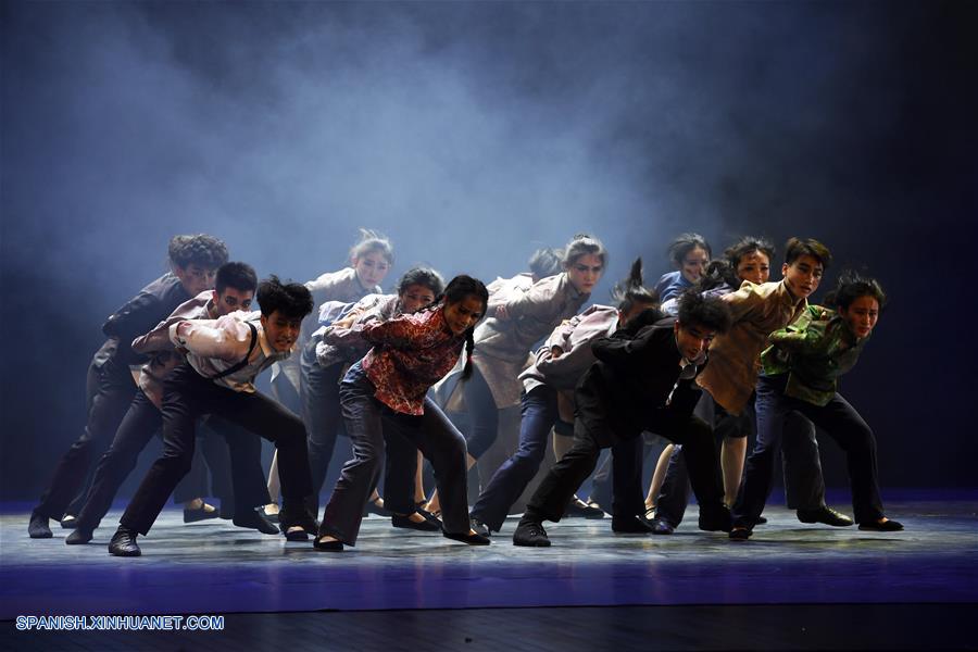 Competidores participan en un concurso de danza en Lanzhou