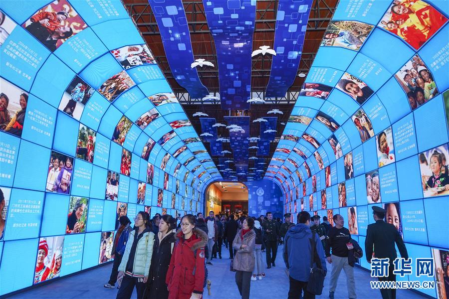 El 20 de diciembre, el público visitó la galería de videos "Gran y Hermosa China" organizada por la Agencia de Noticias Xinhua.