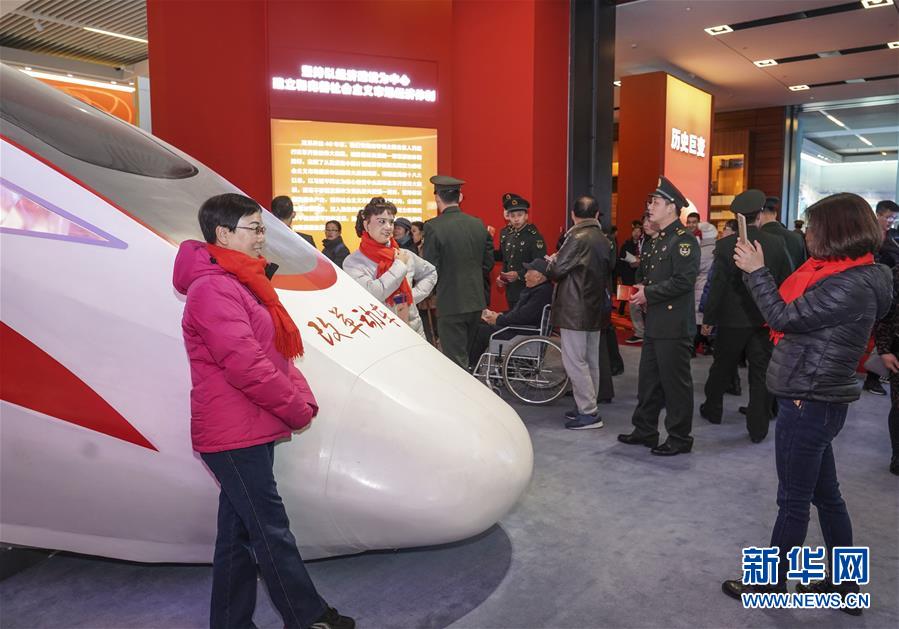 El 20 de diciembre, el público conoció “la reforma ferroviaria” en la exposición “El gran cambio: una exposición a gran escala que celebra el 40︒ aniversario de la reforma y apertura de China”.
