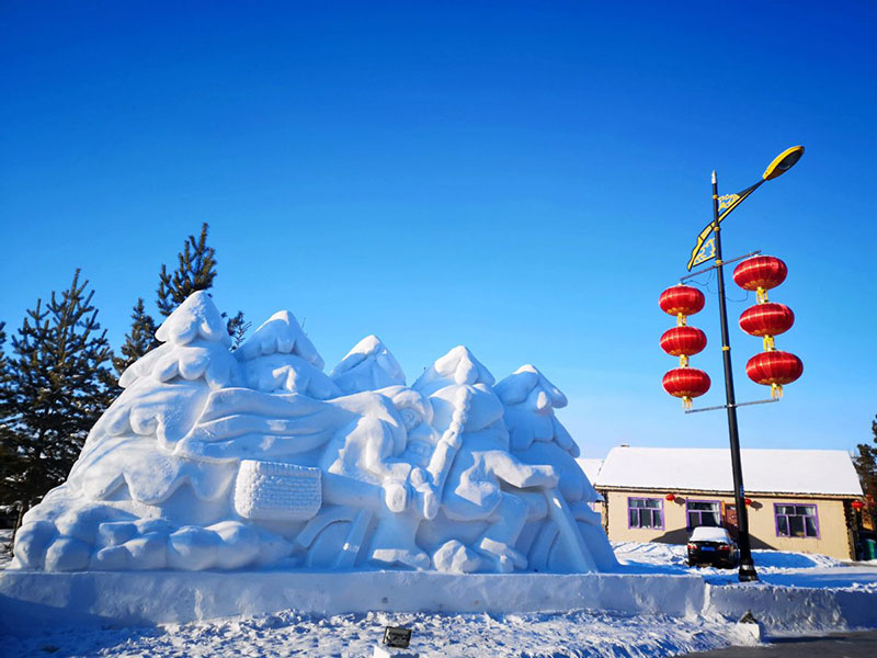 Una escultura de nieve saluda en la carretera de la Aldea Ártica de Mohe, la ciudad más septentrional de China. [Foto: Chu Fuchao/ Chinadaily.com.cn]