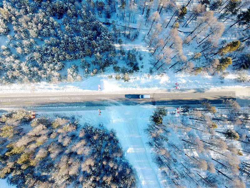 Carretera rural cubierta de nieve hacia la Aldea Ártica de Mohe, la ciudad más septentrional de China. [Foto: Chu Fuchao/ Chinadaily.com.cn]