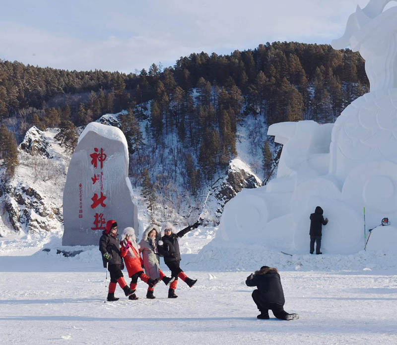 Turistas en una plaza de la Aldea Ártica de Mohe, la ciudad más septentrional de China. [Foto: Chu Fuchao/ Chinadaily.com.cn]