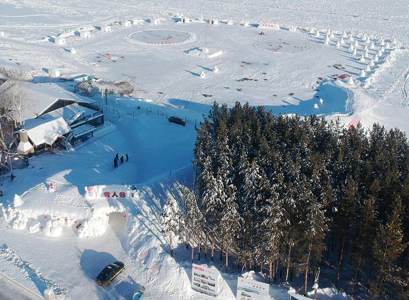 La Aldea Ártica es la atracción turística más famosa de Mohe. Aquí un gran número de visitantes disfrutan de los encantos del hielo y de la espesa nieve. [Foto: Chu Fuchao/ Chinadaily.com.cn]