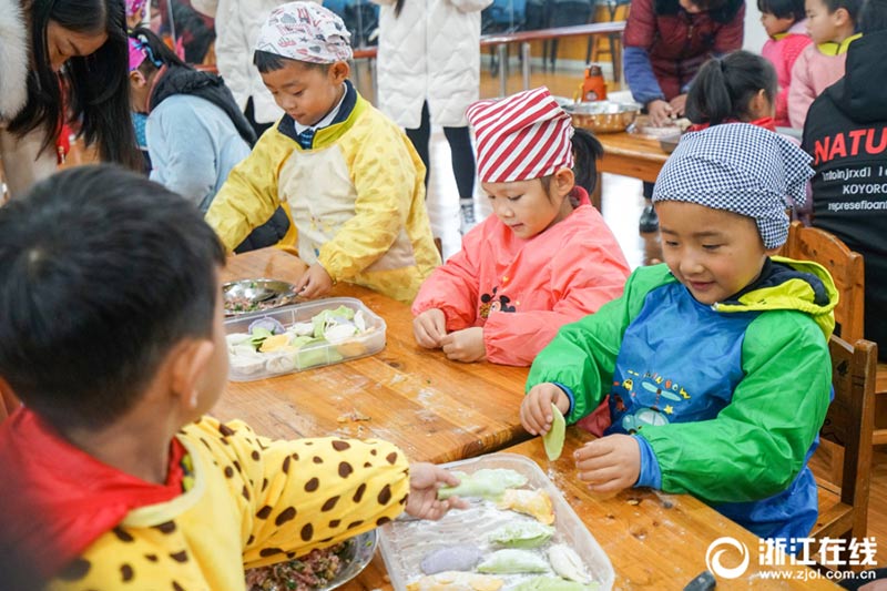 Los niños de un condado de Zhejiang dan la bienvenida al solsticio de invierno haciendo dumplings