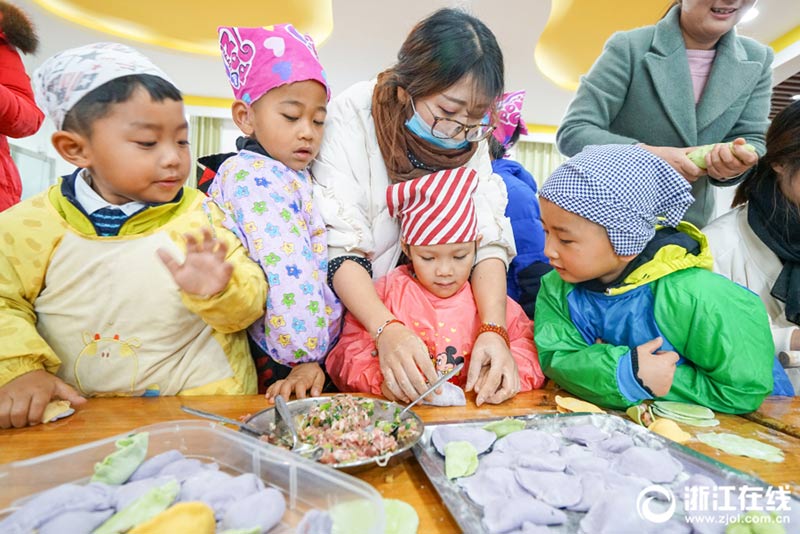 Los niños de un condado de Zhejiang dan la bienvenida al solsticio de invierno haciendo dumplings