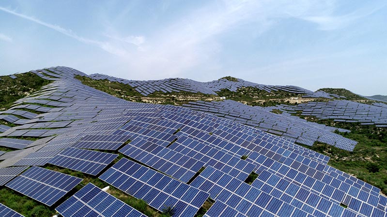 Los paneles solares se encuentran instalados en las montañas Taihang del condado Shexian, provincia de Hebei, en el norte de China. [Foto por Yang Yanzhong para chinadaily.com.cn]