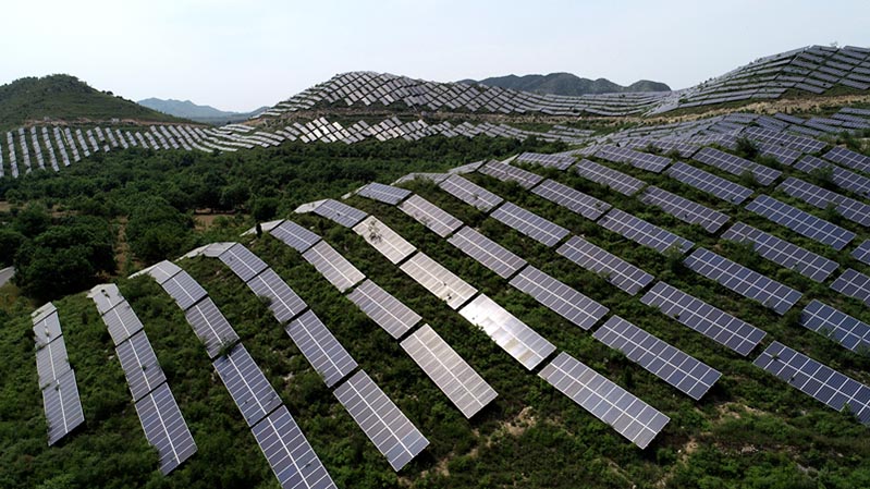 Los paneles solares se encuentran instalados en las montañas Taihang del condado Shexian, provincia de Hebei, en el norte de China. [Foto por Yang Yanzhong para chinadaily.com.cn]