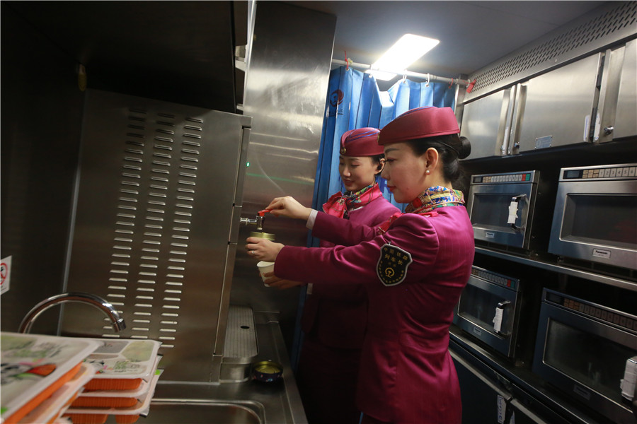Mientras el tren avanza, Liu Yuting prepara las cajas de comida y las bebidas. [Foto: proporcionada]