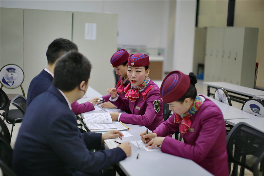 Antes de comenzar la jornada laboral, Liu Yuting y sus colegas asisten a una sesión de entrenamiento grupal. [Foto: proporcionada]