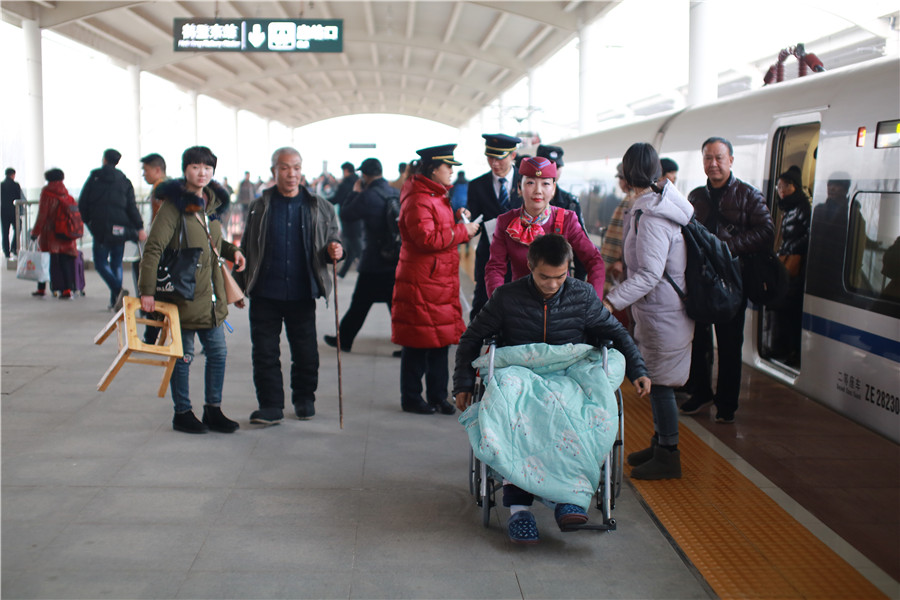 Liu Yuting ayuda a un pasajero discapacitado. [Foto: proporcionada]