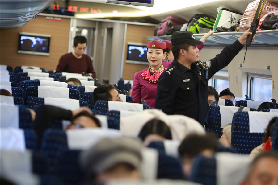 Liu Yuting y sus colegas revisan el equipaje de los pasajeros e inspeccionan el vagón. [Foto: proporcionada]