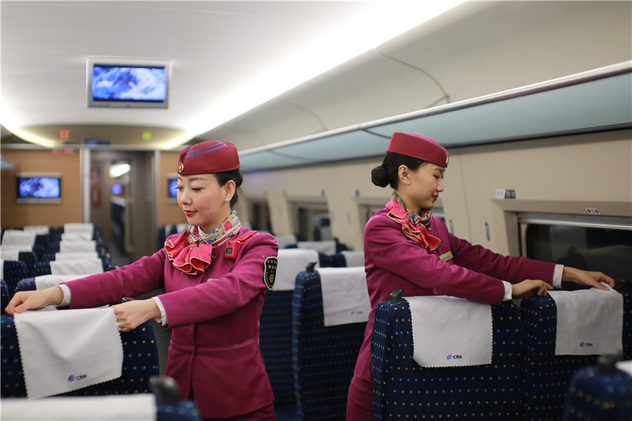 Liu Yuting y su colega ordenan el vagón para recibir a los nuevos pasajeros que subirán en una parada intermedia. [Foto: proporcionada]