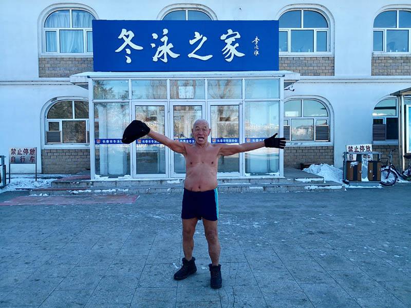Wu Zhaorui,de 89 años, residente de Changchun, capital de la provincia de Jilin, a pesar del duro invierno camina alrededor del lago Nanhu con el torso descubierto, 25 de diciembre del 2018. [Foto: Ding Luyang/ Chinadaily.com.cn]