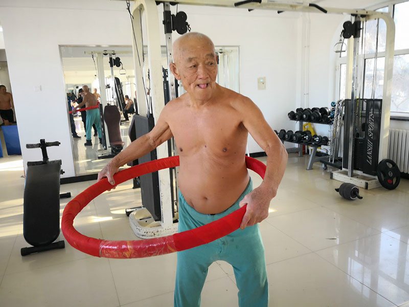 Wu Zhaorui, de 89 años, residente de Changchun, capital de la provincia de Jilin, se ejercita en un gimnasio, 25 de diciembre del 2018. [Foto: Ding Luyang/ Chinadaily.com.cn]