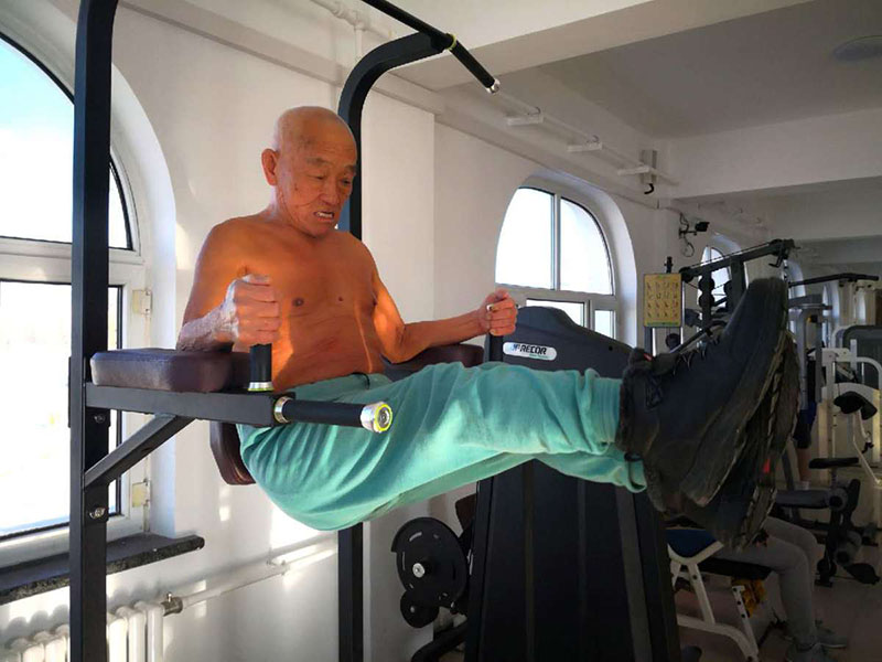 Wu Zhaorui, de 89 años, residente de Changchun, capital de la provincia de Jilin, se ejercita en un gimnasio, 25 de diciembre del 2018. [Foto: Ding Luyang/ Chinadaily.com.cn]