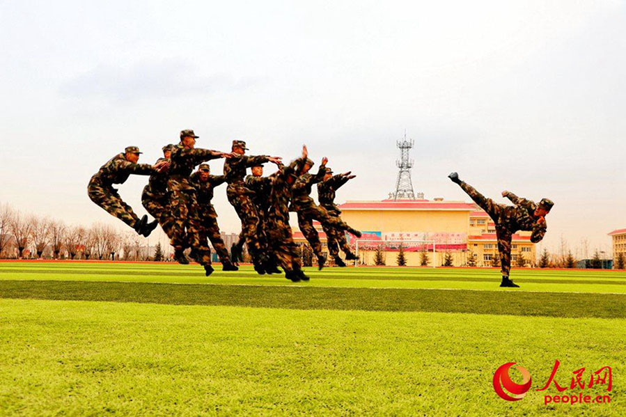 Los nuevos reclutas se despiden del campamento militar con fotos creativas