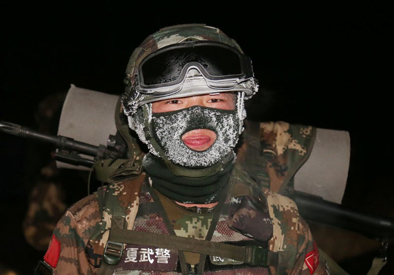 El hielo se aferras a la máscara de protección facial de un oficial de policía armado después de un agotador caminata de 10 kilómetros en las brutales condiciones climáticas invernales en la región autónoma de Ningxia Hui, 13 de diciembre de 2018. [Foto: Luo Huibo/ Chinadaily.com.cn]