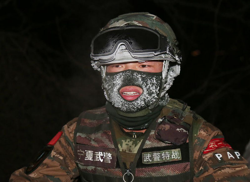Bajo temperaturas extremas -hasta menos 20 grados celsius- los valientes policias de Shizuishan libraron una caminata de 10 kilómetros, venciendo a la recia ventisca mientras avanzaban con 15 kilogramos entre mochila y armamento. Al llegar a la ansiada meta, las cabelleras, las cejas y las máscaras protectoras estaban cubiertas de hielo. Shizuishan, Región Autónoma de Ningxia Hui,13 de diciembre del 2018. [Foto: Luo Huibo/ Chinadaily.com.cn]