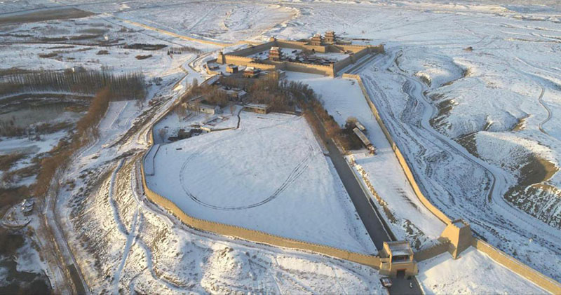 El histórico Paso de Jiayuguan resalta sus dones arquitectónicos tras la prístina nevada navideña, 24 de diciembre del 2018. [Foto: Sun Yaoxian/ Chinadaily.com.cn]