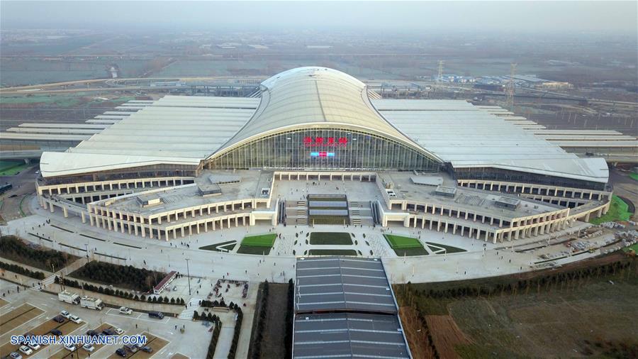 Vista aérea de la Estación del Ferrocarril Jinan Este, en Jinan, provincia de Shandong, en el este de China, el 26 de diciembre de 2018. El ferrocarril de alta velocidad entre las ciudades chinas Jinan y Qingdao, en servicio desde el miércoles, permite el acceso a redes de comunicaciones 4G y tendrá 5G en el futuro, según fuentes del sector ferroviario de Jinan. (Xinhua/Guo Xulei)