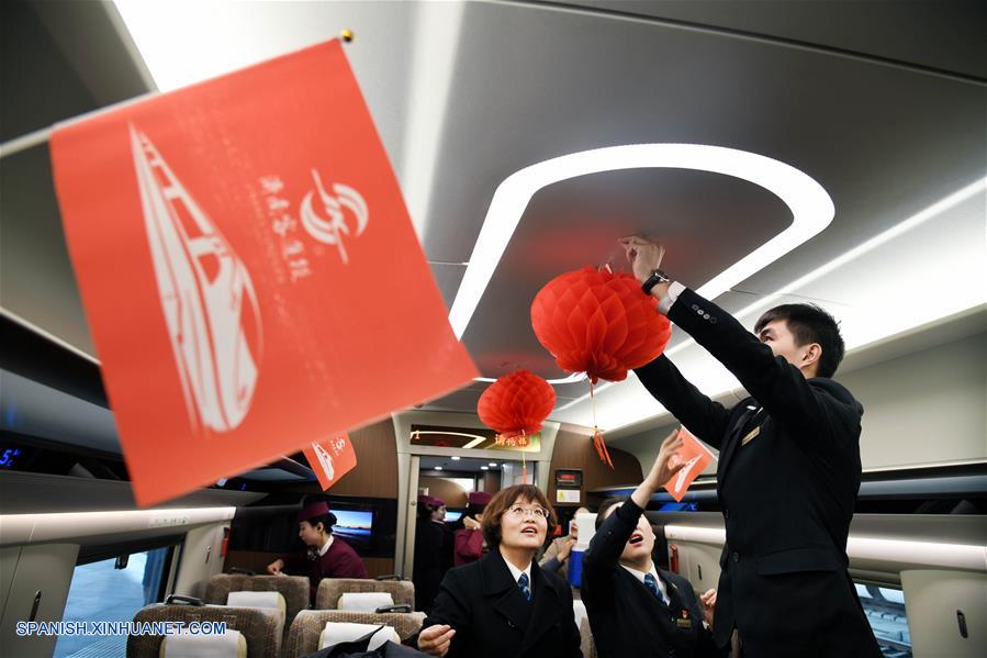 SHANDONG, diciembre 26, 2018 (Xinhua) -- Asistentes de viaje decoran un vagón con linternas de papel a bordo del tren de alta velocidad G9218 que corre de Qingdao a Jinan, en la provincia de Shandong, en el este de China, el 26 de diciembre de 2018. El ferrocarril de alta velocidad entre las ciudades chinas Jinan y Qingdao, en servicio desde el miércoles, permite el acceso a redes de comunicaciones 4G y tendrá 5G en el futuro, según fuentes del sector ferroviario de Jinan. (Xinhua/Li Ziheng)