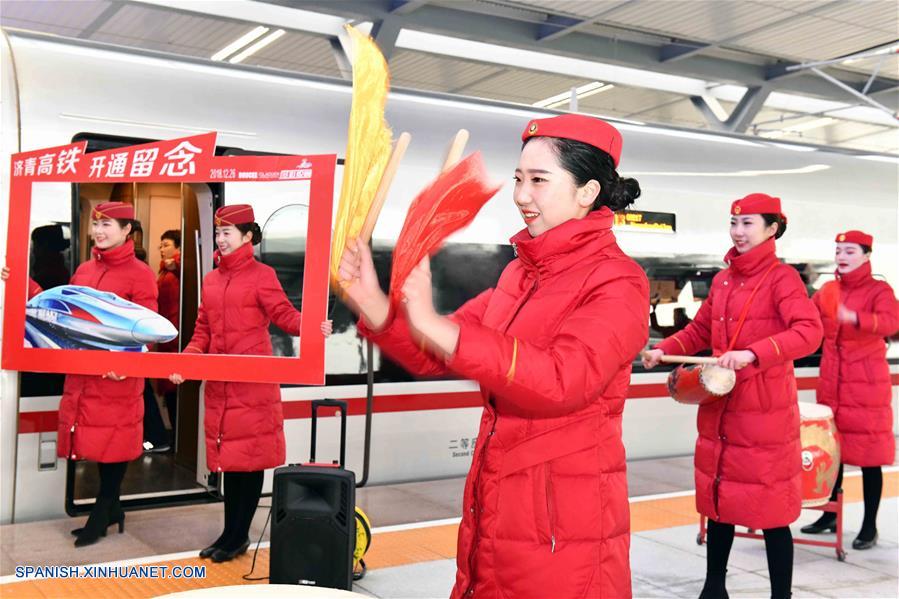 SHANDONG, diciembre 26, 2018 (Xinhua) -- Asistentes de viaje celebran la operación oficial de la línea del Ferrocarril de alta velocidad Jinan-Qingdao en la Estación del Ferrocarril Jinan Este, en la provincia de Shandong, en el este de China, el 26 de diciembre de 2018. El ferrocarril de alta velocidad entre las ciudades chinas Jinan y Qingdao, en servicio desde el miércoles, permite el acceso a redes de comunicaciones 4G y tendrá 5G en el futuro, según fuentes del sector ferroviario de Jinan. (Xinhua/Guo Xulei)